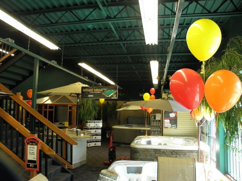 Universal
                Spas displaying Showroom Balloons